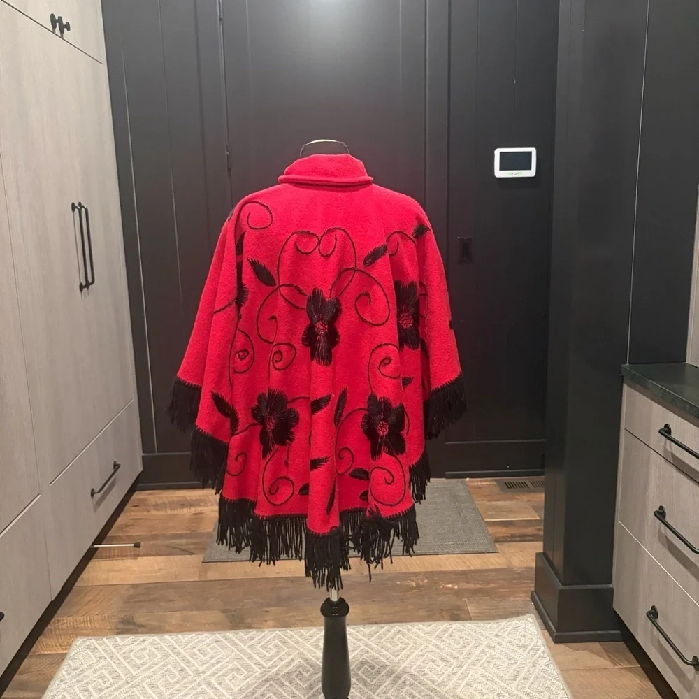 ❤️ Vintage Red Embroidered Fringe Cape / Poncho ❤️ - Picture 3 of 5